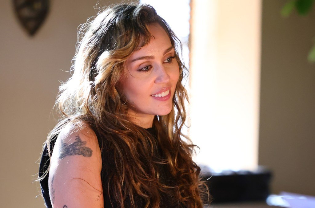 Miley Cyrus Knew She’d Win First Grammy When She Spotted Mariah Carey