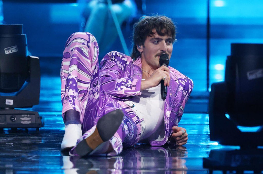 Benson Boone Backflips Off Jimmy Fallon’s Desk, Sings ‘Momma Song’