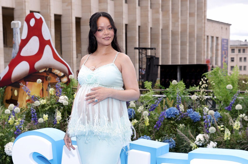 Rihanna Reveals Her Go-To Karaoke Song at ‘Smurfs’ Movie Premiere