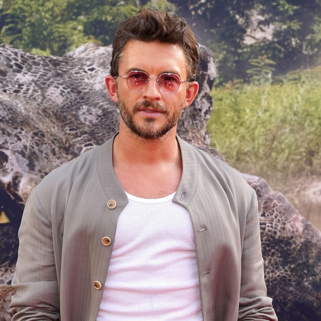 Jurassic World Rebirth’s Jonathan Bailey on “Slutty” Fashion