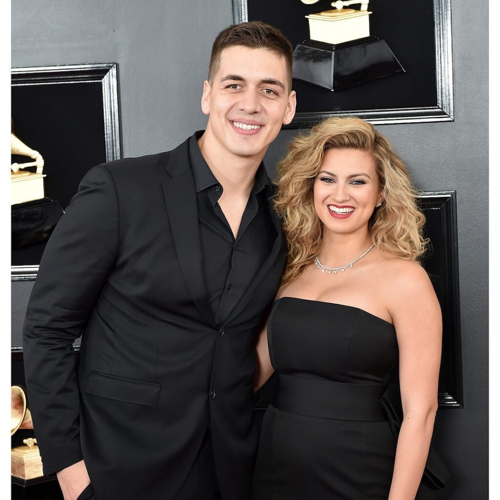 Tori Kelly Pregnant, Expecting First Baby With André Murillo
