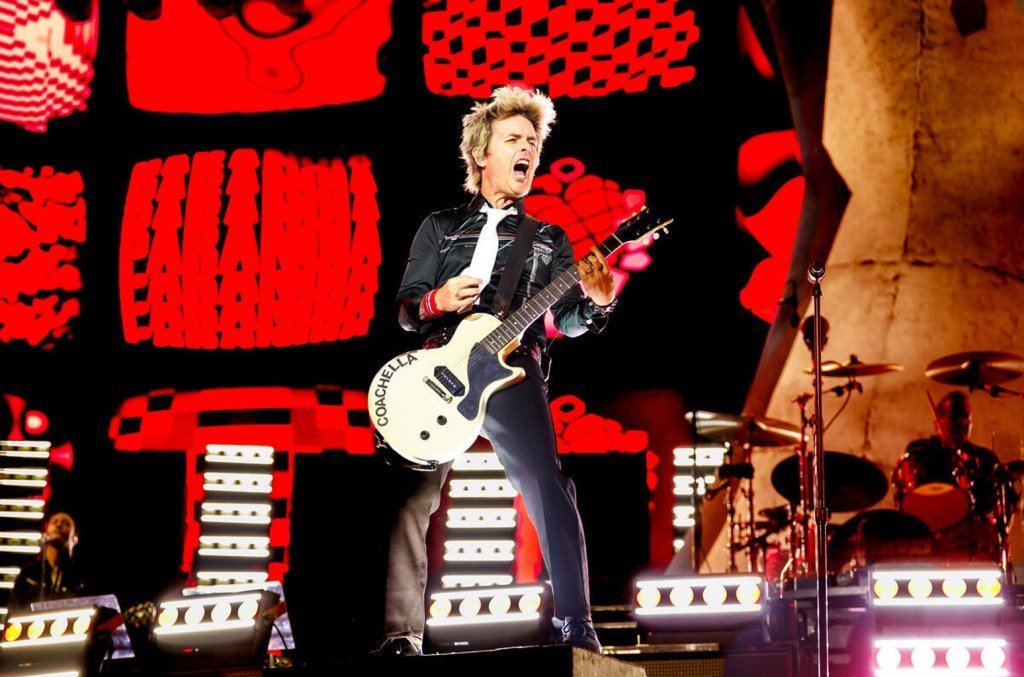 Green Day Fan Invited On Stage Plays Oasis Instead of ‘Good Riddance’
