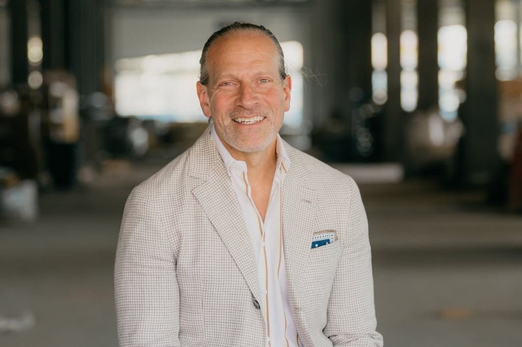 He Immigrated to the U.S. and Started a Business Worth $1B+